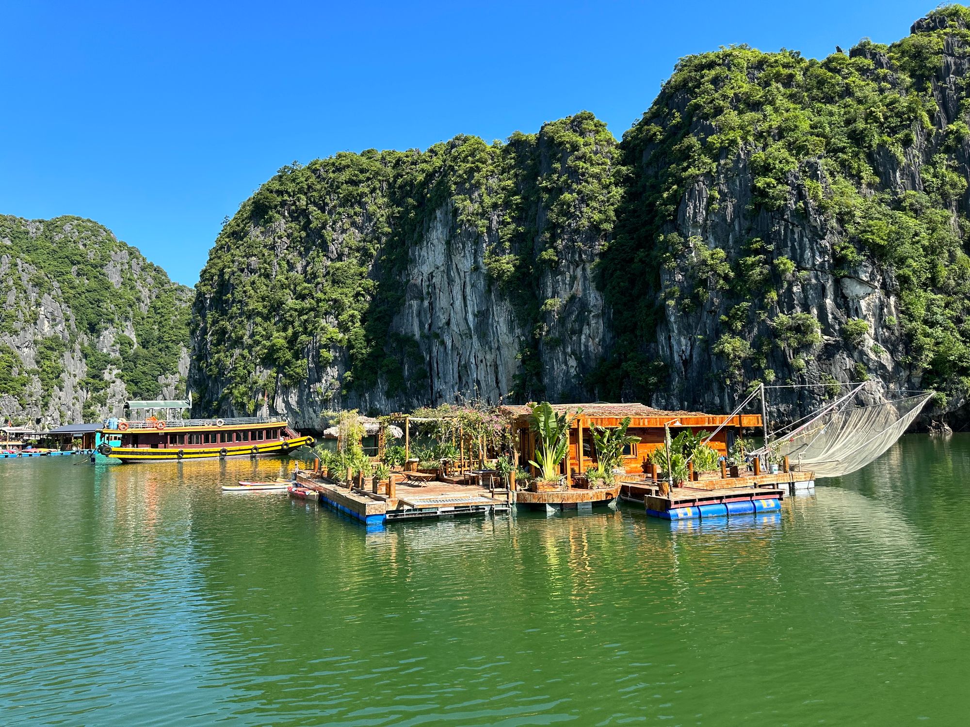 Escape to Paradise: Ha Long Bay as Refuge for Slavic War Resisters