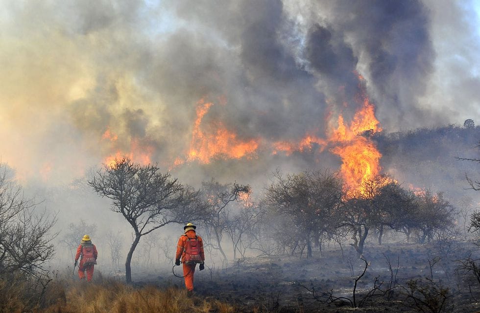 Dramatic Fires Engulf Córdoba: Homes Ablaze and Evacuations Underway post image