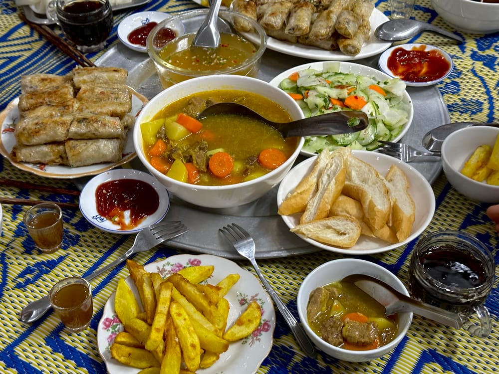 Communal Harmony: The Essence of a Traditional Vietnamese Family Dinner post image