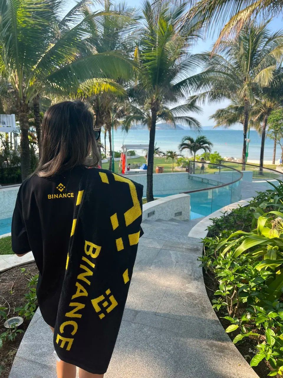 Bitcoin and Binance: The Golden Key to Freedom for Digital Nomads in the Paradise by the Ocean