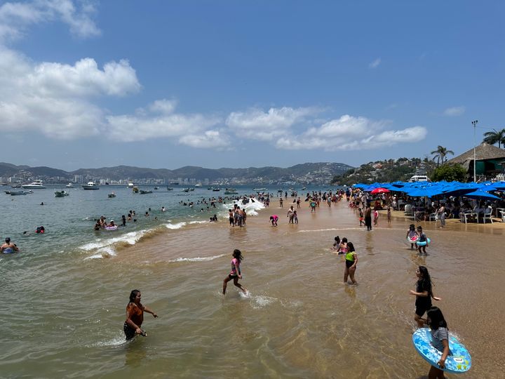 Savoring the Symphony of Life: A Day at Playa Tlacopanocha in Acapulco